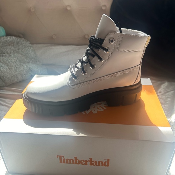 Timberland Greyfield Boots, Color White Grain, Size US
Women's 9 - Picture 2 of 5